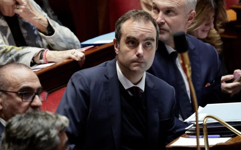 France in economic crisis after budget failure