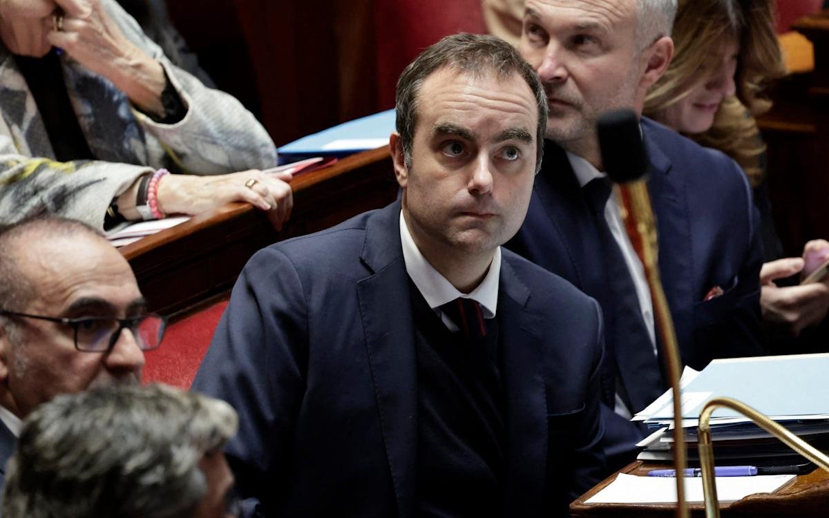 France in economic crisis after budget failure