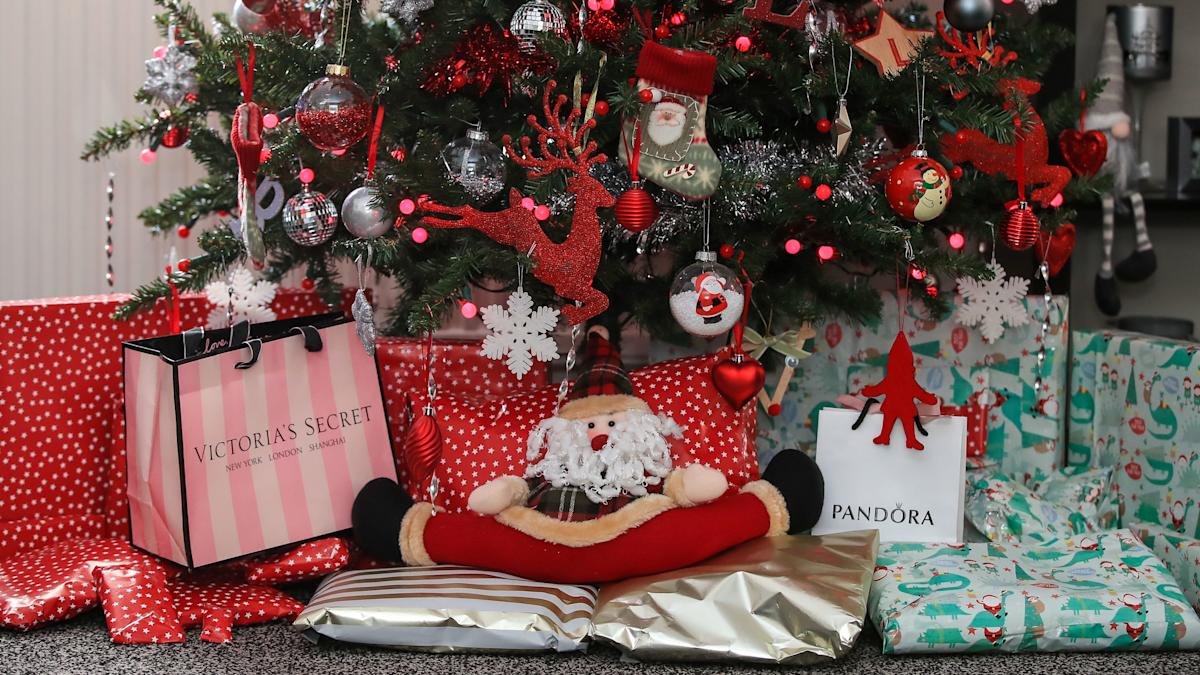 UK consumers reducing gift expenses