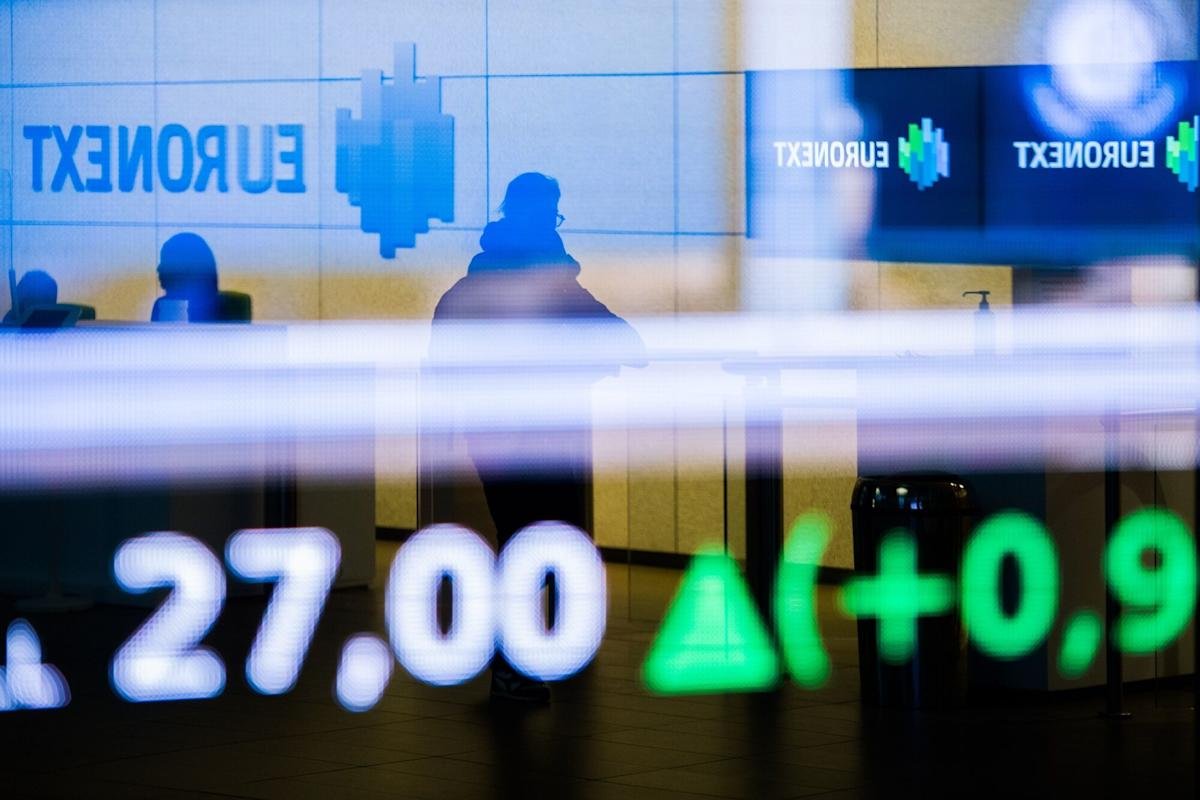 UK stocks reach record high