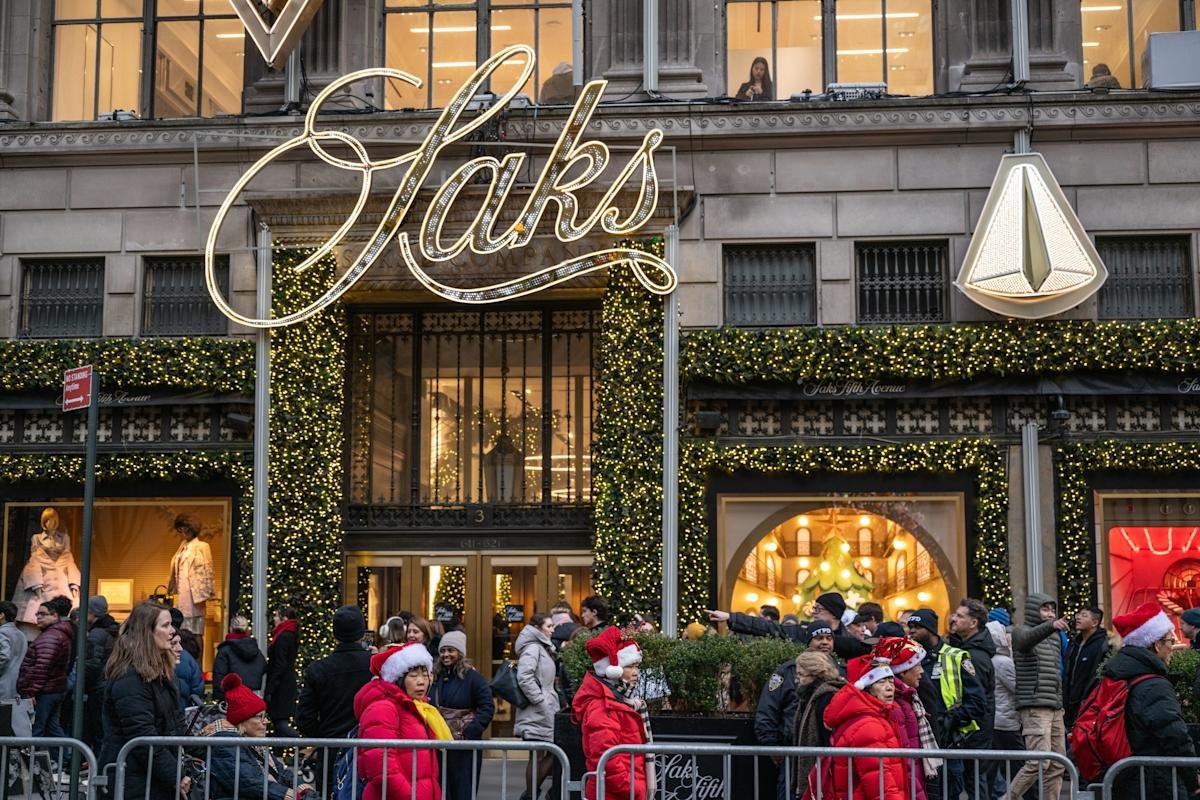 Saks considers bankruptcy amidst financial struggles