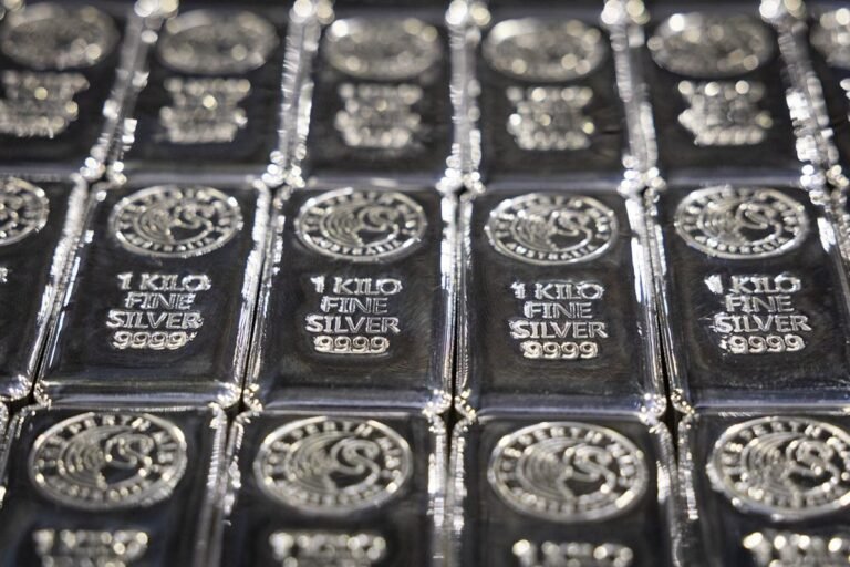 gold and silver prices fall in uk market