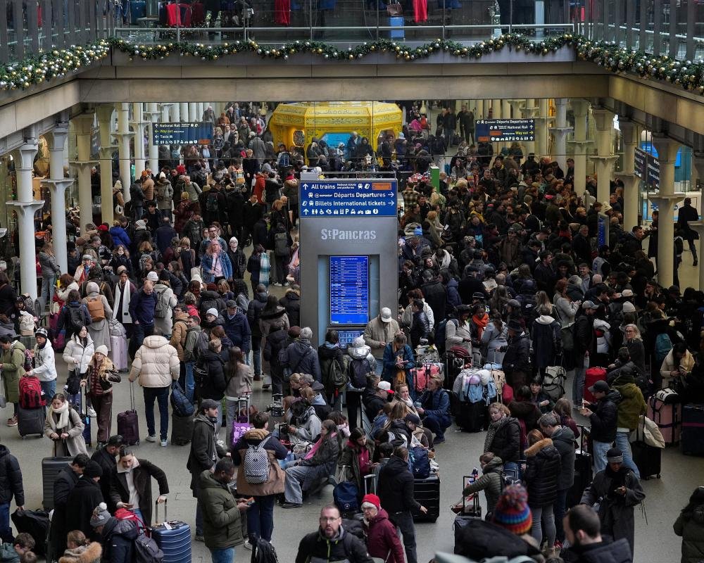 channel tunnel train services suspended