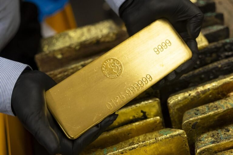 Gold and silver prices decline