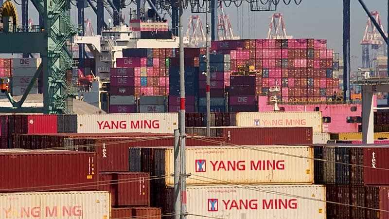 Taiwan and US flag with tariff deal documents