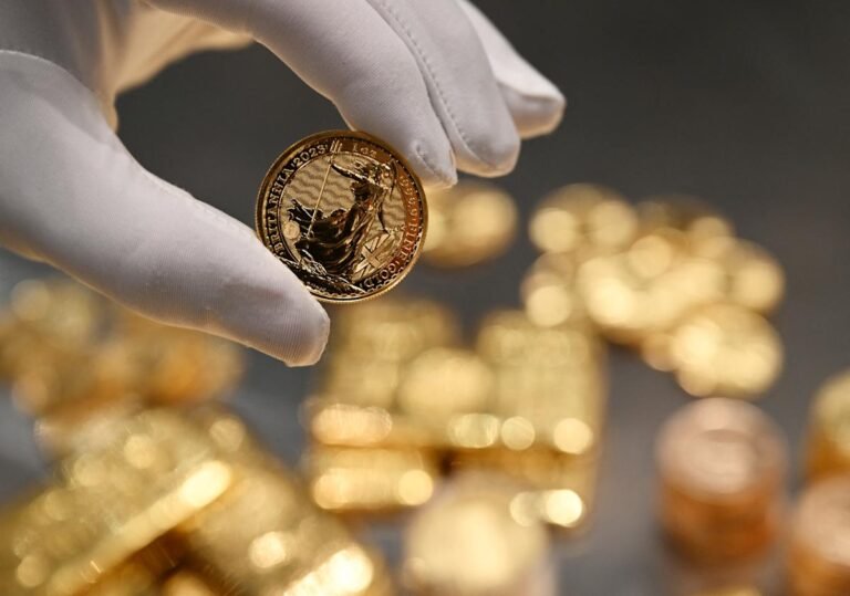 Gold bars with federal reserve in background