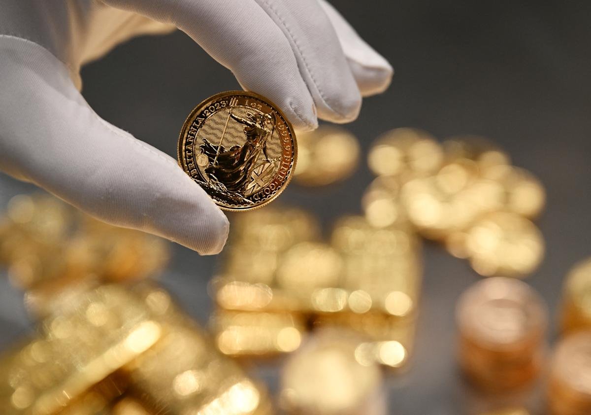 Gold bars with federal reserve in background